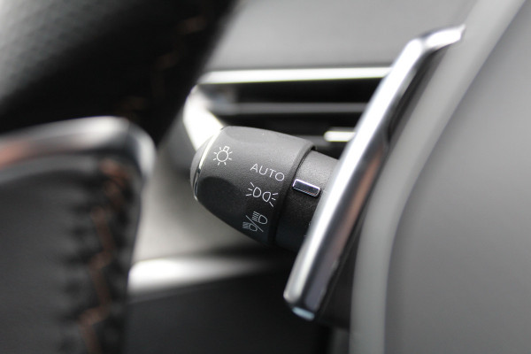 Peugeot 3008 1.6 HYbrid 225 GT | Nachtzicht | Panoramadak | Trekhaak | Navigatie | Camera | BLIS