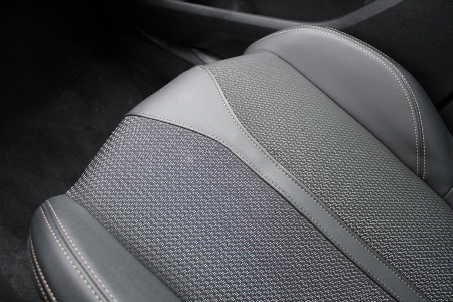 Peugeot 3008 1.6 HYbrid 225 GT | Nachtzicht | Panoramadak | Trekhaak | Navigatie | Camera | BLIS