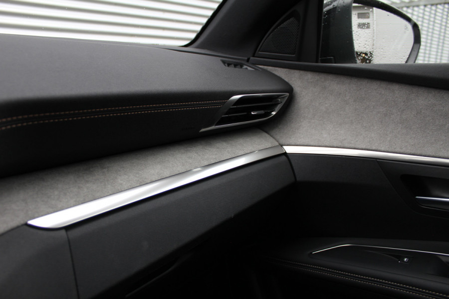 Peugeot 3008 1.6 HYbrid 225 GT | Nachtzicht | Panoramadak | Trekhaak | Navigatie | Camera | BLIS