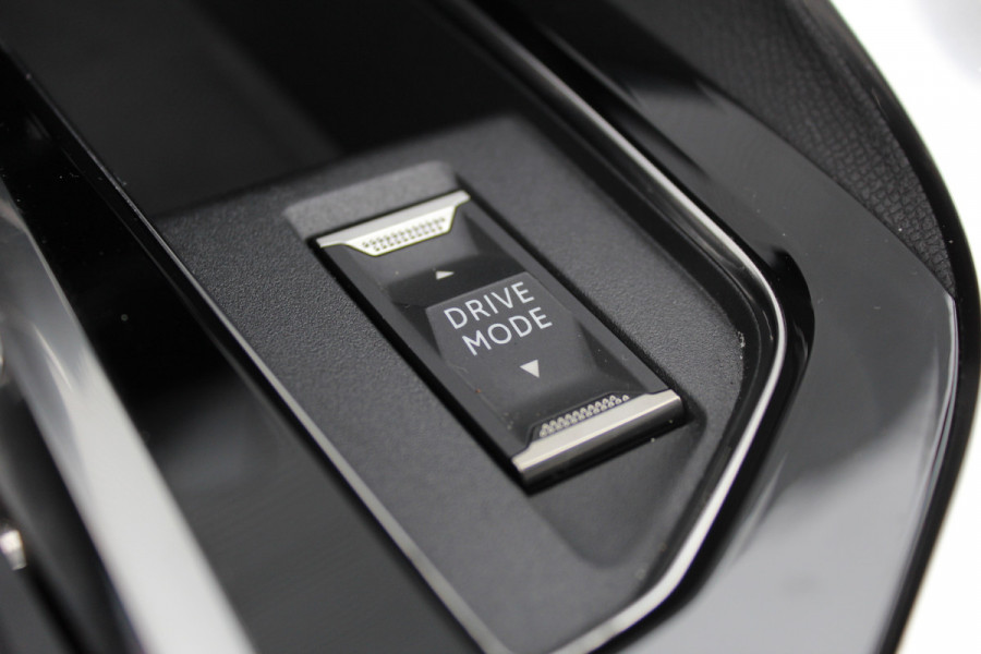 Peugeot 3008 1.6 HYbrid 225 GT | Nachtzicht | Panoramadak | Trekhaak | Navigatie | Camera | BLIS