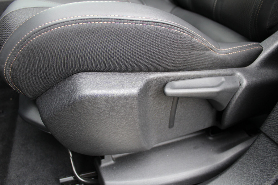 Peugeot 3008 1.6 HYbrid 225 GT | Nachtzicht | Panoramadak | Trekhaak | Navigatie | Camera | BLIS