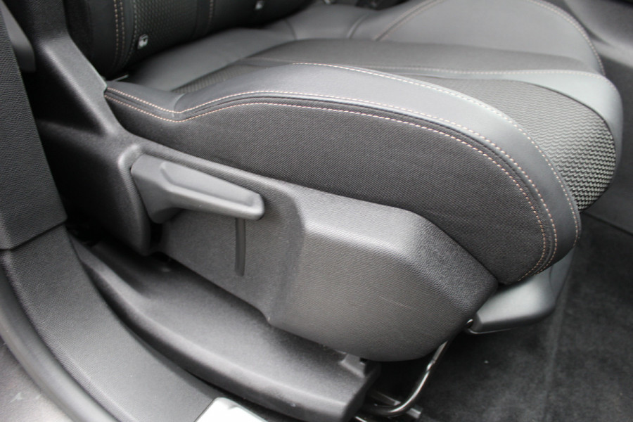 Peugeot 3008 1.6 HYbrid 225 GT | Nachtzicht | Panoramadak | Trekhaak | Navigatie | Camera | BLIS