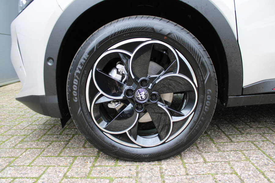 Alfa Romeo junior 1.2 Turbo Hybrid Ibrida Speciale | Direct beschikbaar | Navigatie | Adaptieve Cruise | Led | Camera | Stoelverwarming
