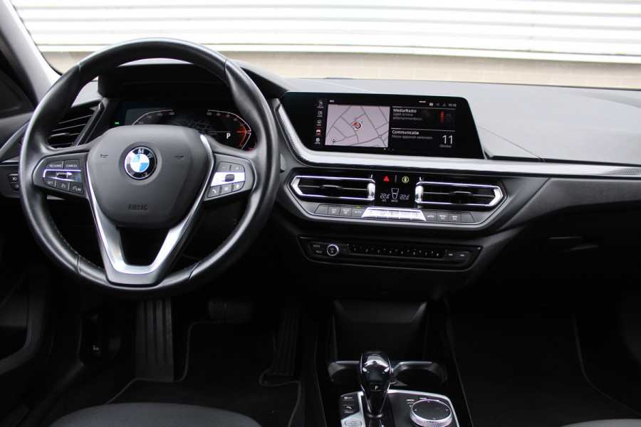 BMW 1-serie 118i Executive Edition | Cruise Control | Origin NL | Parkeersensoren | Navigatie