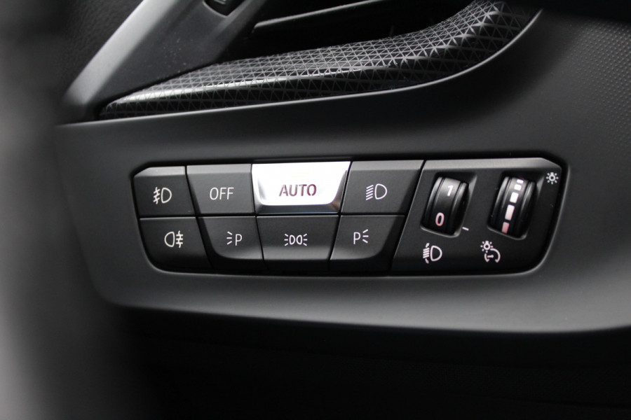 BMW 1-serie 118i Executive Edition | Cruise Control | Origin NL | Parkeersensoren | Navigatie