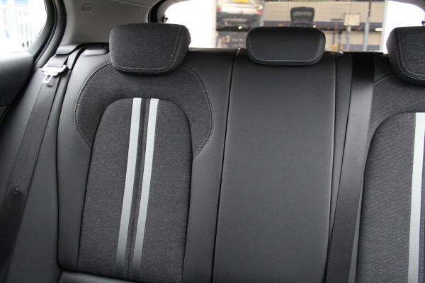 BMW 1-serie 118i Executive Edition | Cruise Control | Origin NL | Parkeersensoren | Navigatie