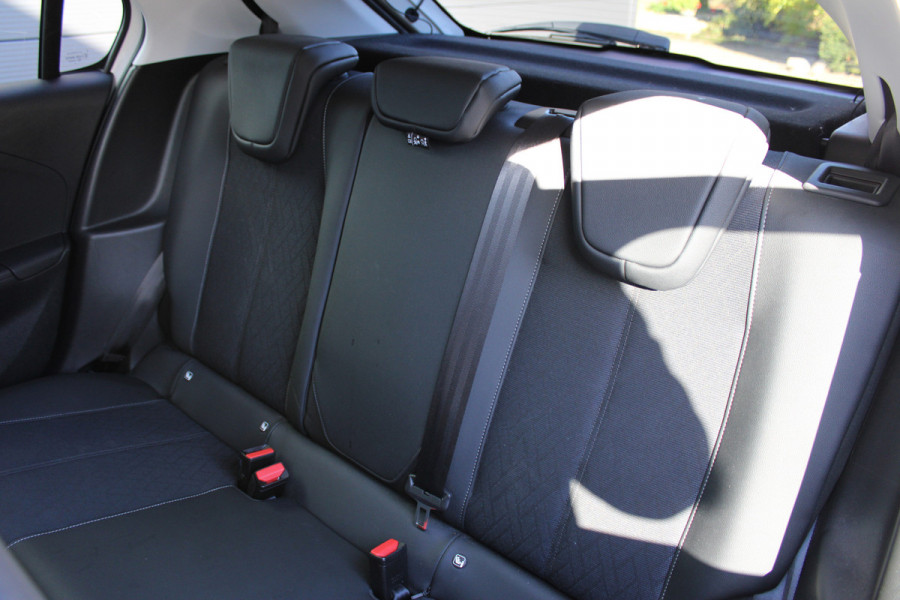 Opel Corsa 1.2 Edition | Winterpakket | Carplay | Lichtmetaal | Parkeersensoren achter | Privacy Glass