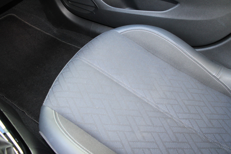 Opel Corsa 1.2 Edition | Winterpakket | Carplay | Lichtmetaal | Parkeersensoren achter | Privacy Glass