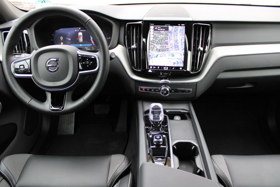 Volvo XC60 2.0 T6 Plug-in hybrid AWD Plus Black Edition | Trekhaak | 360 Camera | H&K | BLIS |