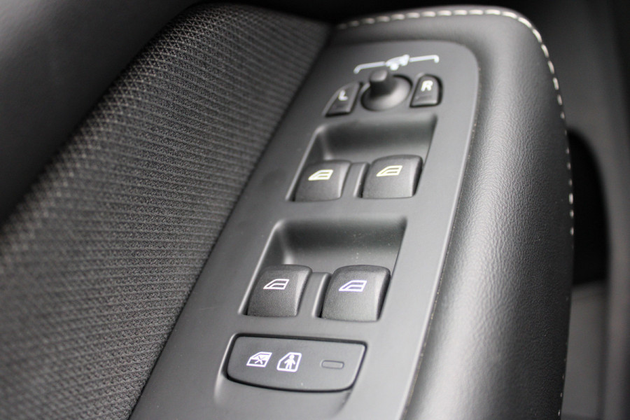 Volvo XC60 2.0 T6 Plug-in hybrid AWD Plus Black Edition | Trekhaak | 360 Camera | H&K | BLIS |