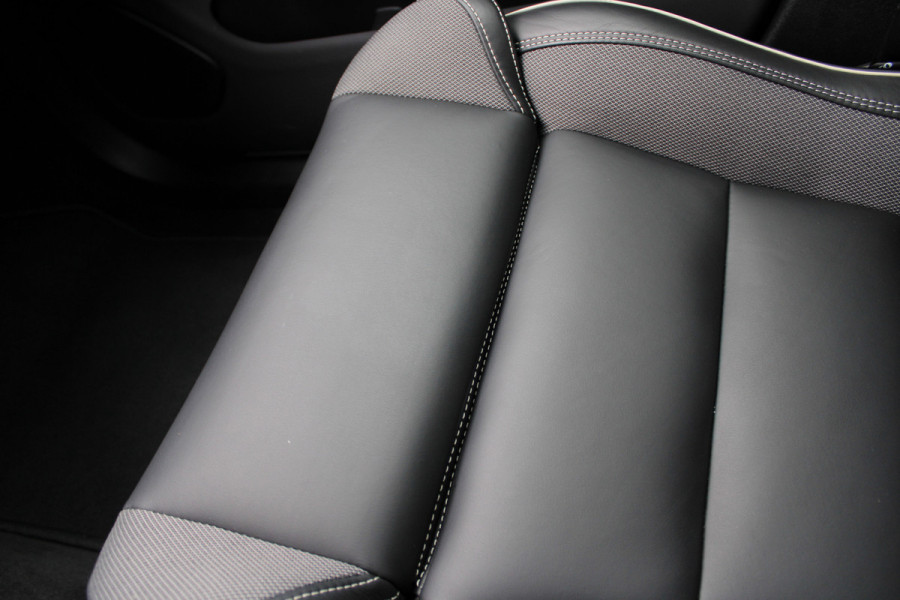 Volvo XC60 2.0 T6 Plug-in hybrid AWD Plus Black Edition | Trekhaak | 360 Camera | H&K | BLIS |