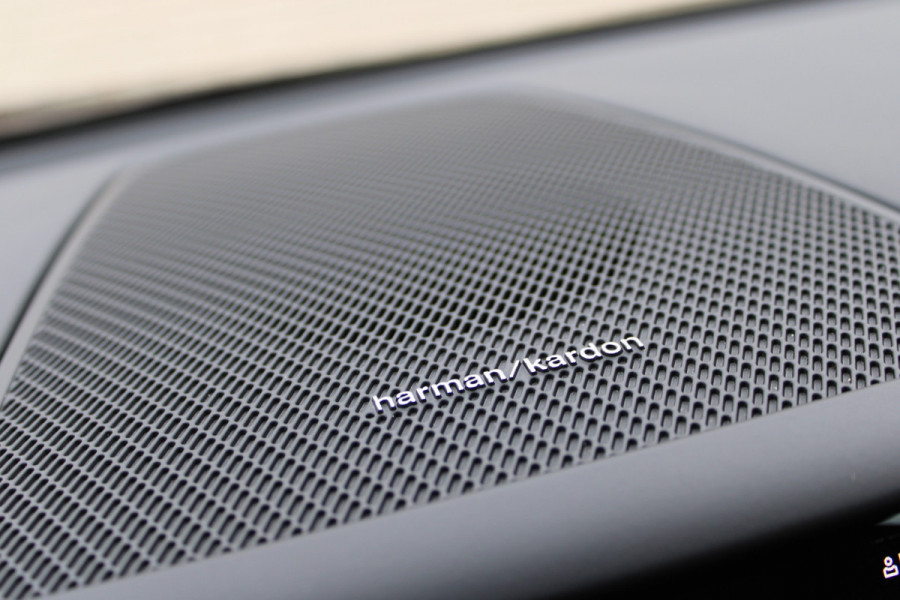 Volvo XC60 2.0 T6 Plug-in hybrid AWD Plus Black Edition | Trekhaak | 360 Camera | H&K | BLIS |