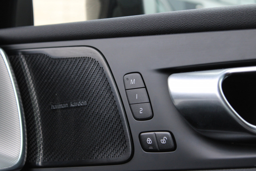 Volvo XC60 2.0 T6 Plug-in hybrid AWD Plus Black Edition | Trekhaak | 360 Camera | H&K | BLIS |