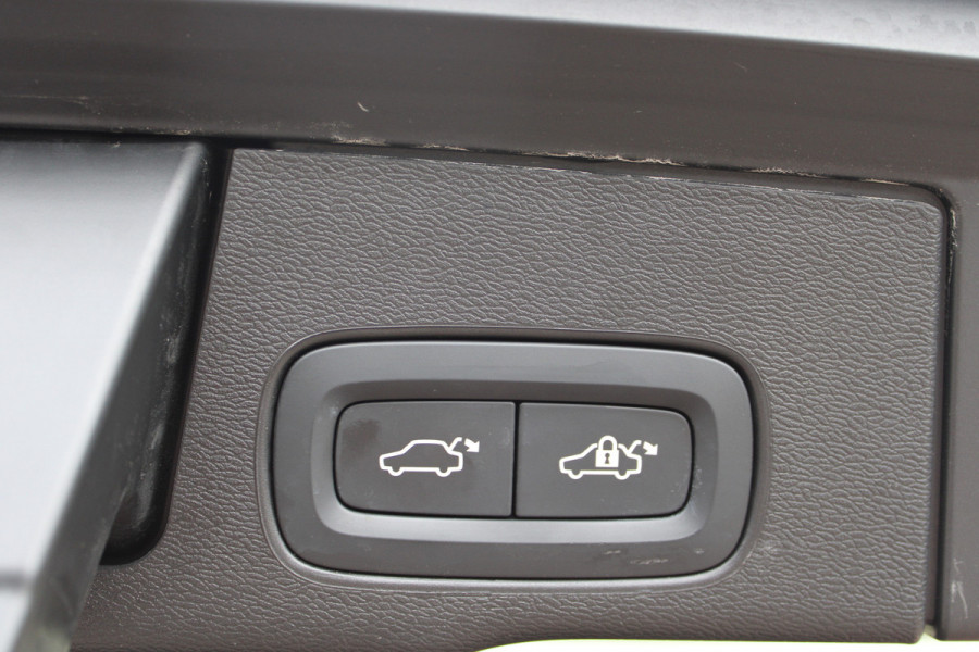 Volvo XC60 2.0 T6 Plug-in hybrid AWD Plus Black Edition | Trekhaak | 360 Camera | H&K | BLIS |