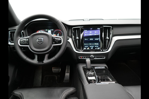 Volvo S60 Recharge T8 AWD R-Design Plug in Hybrid 391pk Black Dealer O.H PHEV | Schuifdak | Bowers & Wilkins | Head Up | Adaptive Cruise | 360 Camera | Luxe Lederen Sportstoelen Massage & Memory | 19"L.M | Keyless | Navigatie |