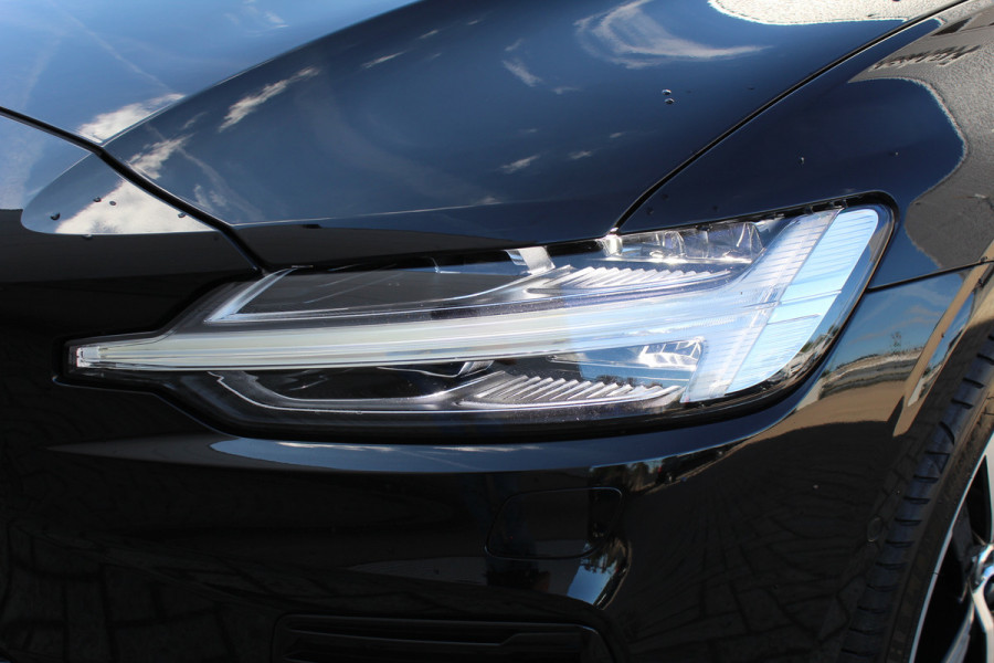 Volvo V60 2.0 T6 Plug-in hybrid AWD Plus Dark | Panoramadak | Trekhaak | H&K | BLIS | 360 Camera | Winterpack