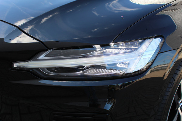 Volvo V60 2.0 T6 Plug-in hybrid AWD Plus Dark | Panoramadak | Trekhaak | H&K | BLIS | 360 Camera | Winterpack