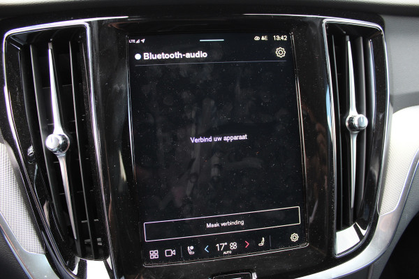 Volvo V60 2.0 T6 Plug-in hybrid AWD Plus Dark | Panoramadak | Trekhaak | H&K | BLIS | 360 Camera | Winterpack