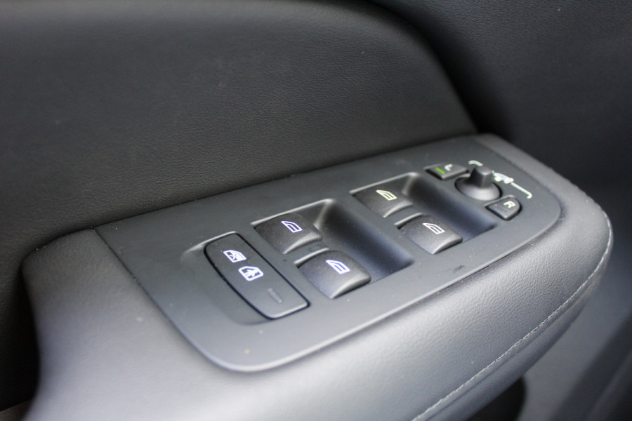 Volvo V60 2.0 T6 Plug-in hybrid AWD Plus Dark | Panoramadak | Trekhaak | H&K | BLIS | 360 Camera | Winterpack