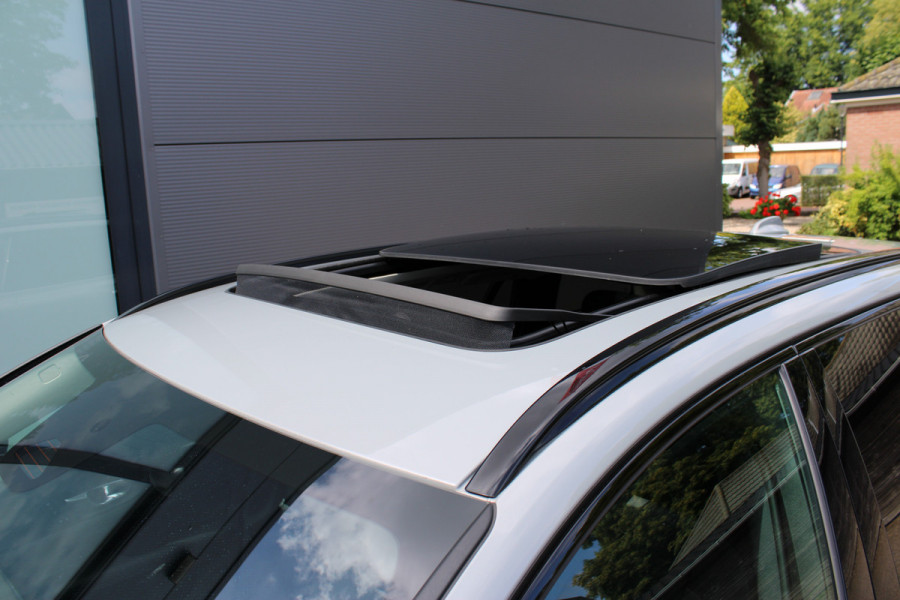 Volvo V60 2.0 T6 Plug-in hybrid AWD Plus Dark | Panoramadak | Trekhaak | H/K | 360 Camera