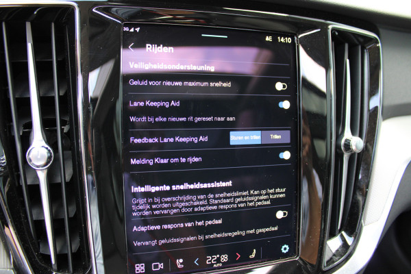 Volvo V60 2.0 T6 Plug-in hybrid AWD Plus Dark | Panoramadak | Trekhaak | H/K | 360 Camera