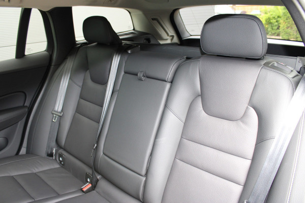 Volvo V60 2.0 T6 Plug-in hybrid AWD Plus Dark | Panoramadak | Trekhaak | H/K | 360 Camera