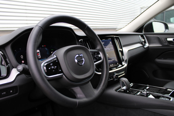 Volvo V60 2.0 T6 Plug-in hybrid AWD Plus Dark | Pilot Assist | 19" | Trekhaak | 360 Camera | H&K