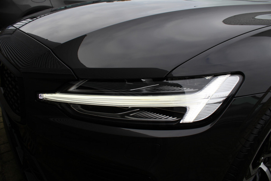 Volvo V60 2.0 T6 Plug-in hybrid AWD Plus Dark | Pilot Assist | 19" | Trekhaak | 360 Camera | H&K