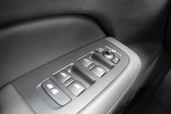Volvo V60 2.0 T6 Plug-in hybrid AWD Plus Dark | Pilot Assist | 19" | Trekhaak | 360 Camera | H&K