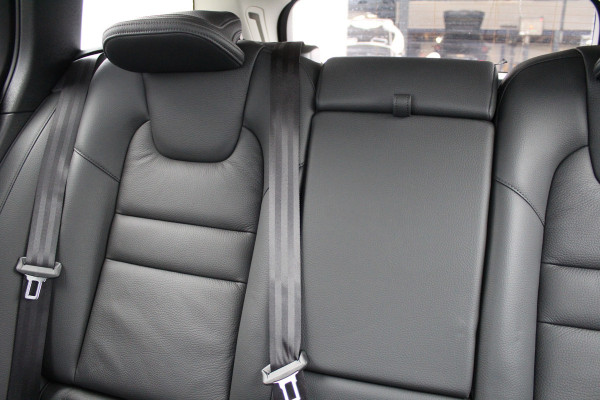 Volvo V60 2.0 T6 Plug-in hybrid AWD Plus Dark | Pilot Assist | 19" | Trekhaak | 360 Camera | H&K