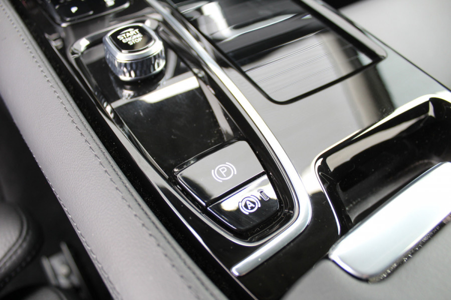 Volvo V60 2.0 T6 Plug-in hybrid AWD Plus Dark | Pilot Assist | 19" | Trekhaak | 360 Camera | H&K