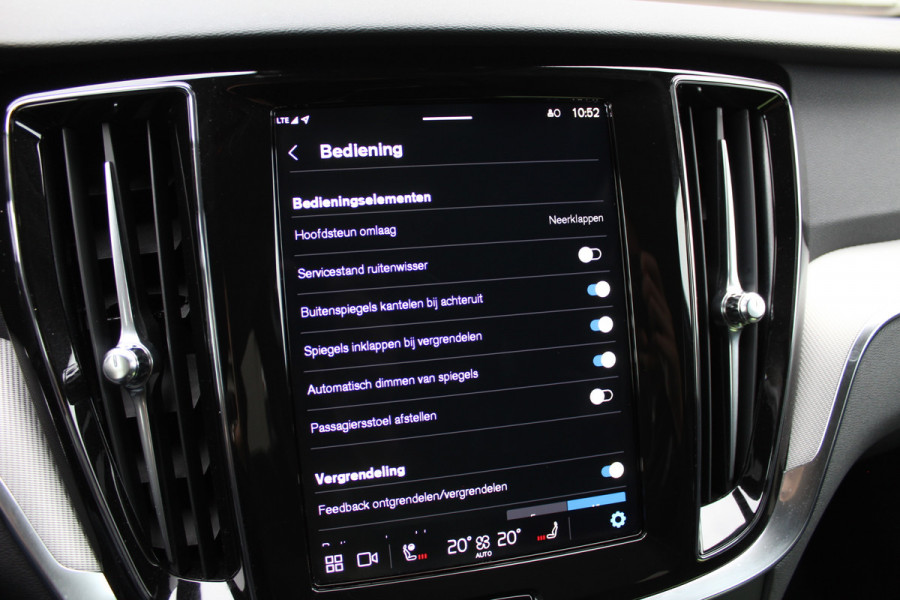 Volvo V60 2.0 T6 Plug-in hybrid AWD Plus Dark | Pilot Assist | 19" | Trekhaak | 360 Camera | H&K