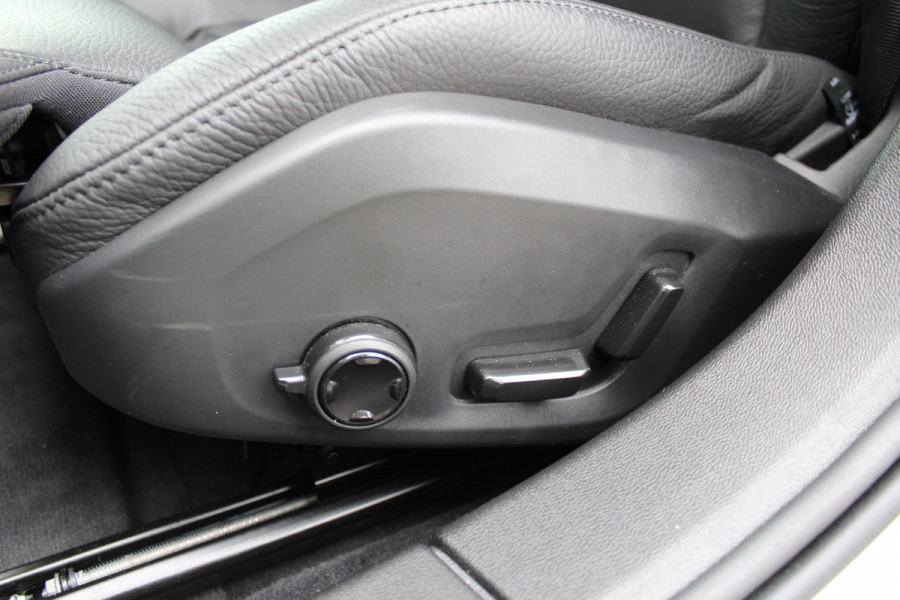 Volvo V60 2.0 T6 Plug-in hybrid AWD Plus Dark | Pilot Assist | 19" | Trekhaak | 360 Camera | H&K