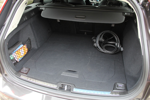 Volvo V60 2.0 T6 Plug-in hybrid AWD Plus Dark | Pilot Assist | 19" | Trekhaak | 360 Camera | H&K