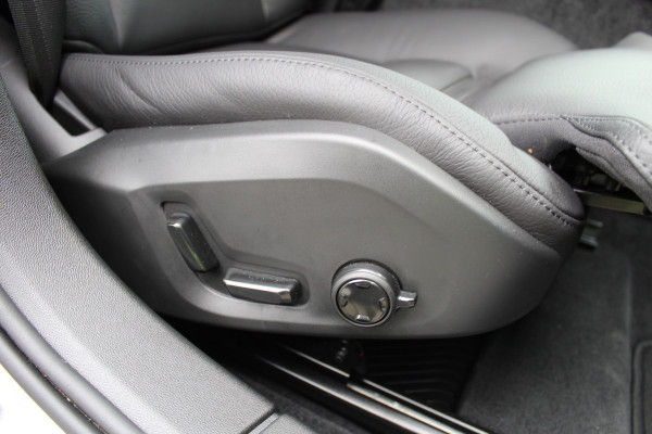 Volvo V60 2.0 T6 Plug-in hybrid AWD Plus Dark | Pilot Assist | 19" | Trekhaak | 360 Camera | H&K