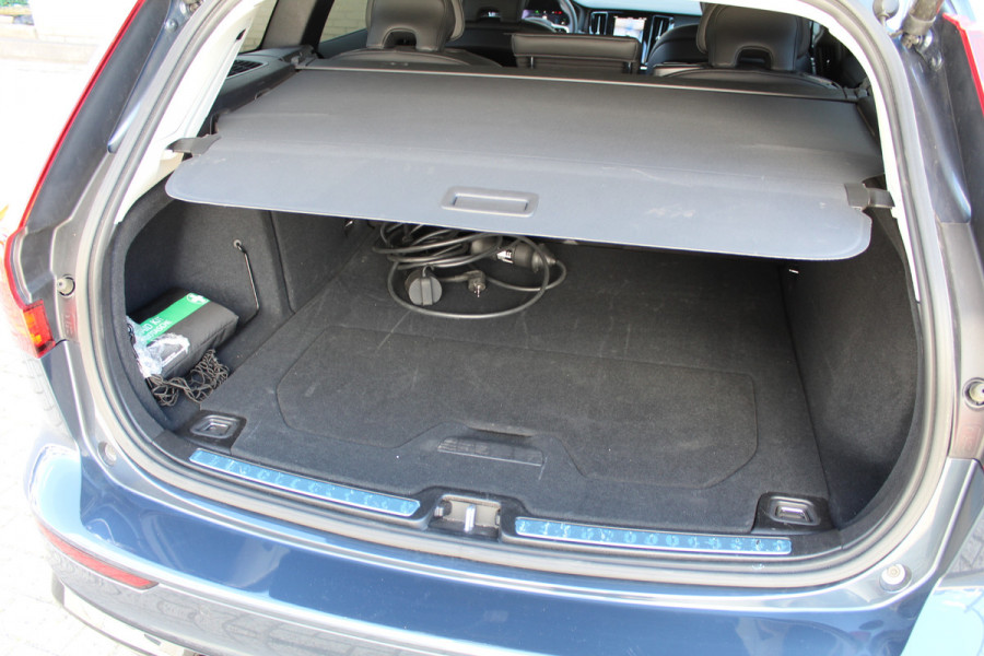 Volvo V60 2.0 T6 Plug-in hybrid AWD Plus Dark | Harman Kardon | 360 Camera | BLIS | 19" | Winterpack