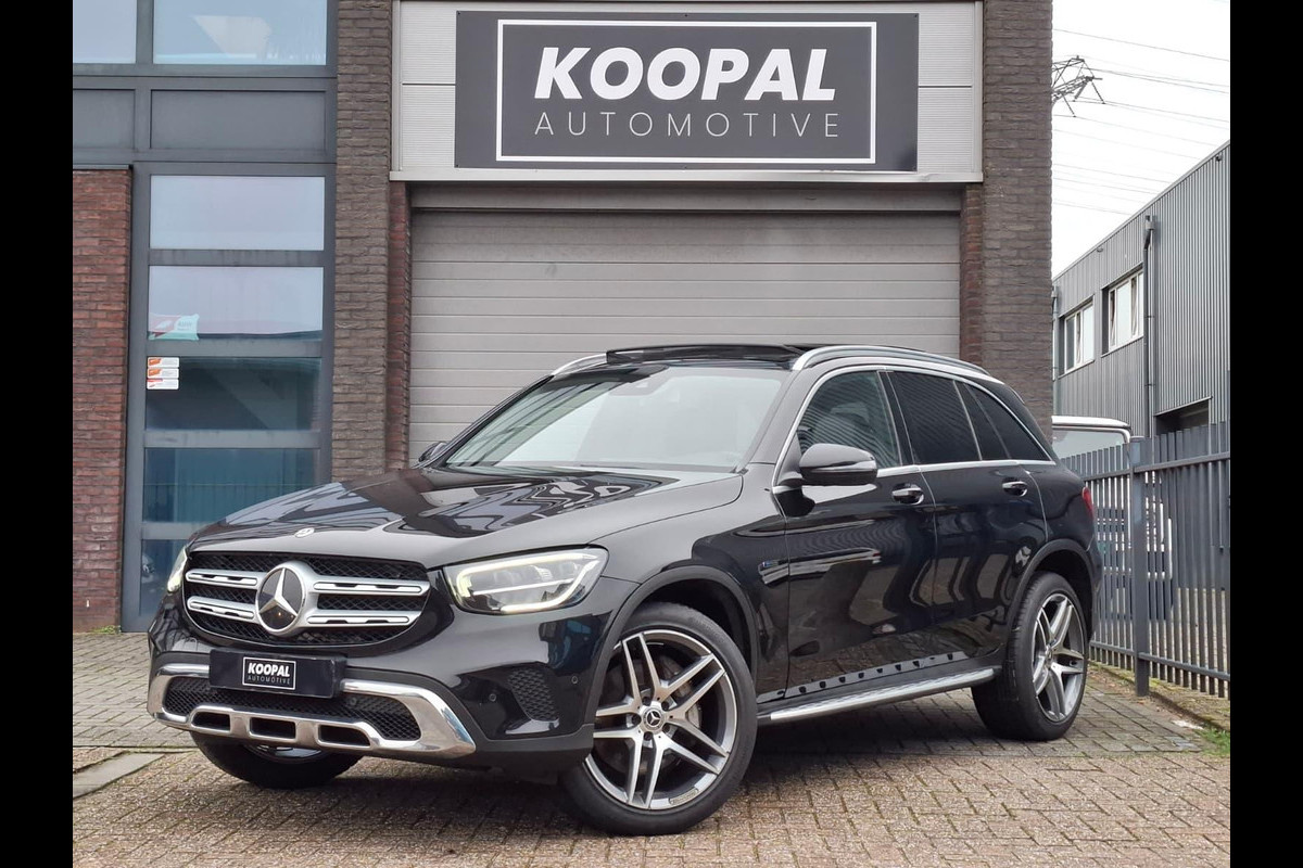 Mercedes-Benz GLC 300e 4MATIC Premium | Panoramdak | Trekhaak | Dealer Onderhouden
