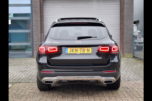 Mercedes-Benz GLC 300e 4MATIC Premium | Panoramdak | Trekhaak | Dealer Onderhouden