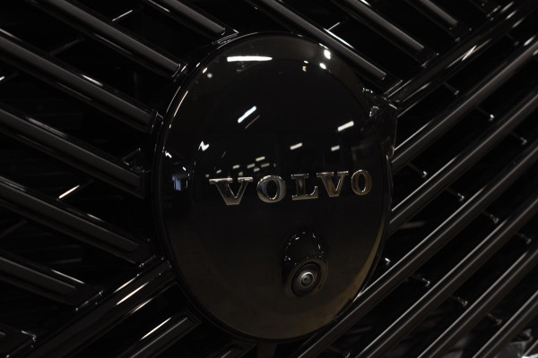 Volvo XC60 T6 350PK Plug-in Hybrid AWD Plus Black Edition / 360 Camera / Panorama Dak / Lederen Bekleding / Elektrische Stoelen / Stuur & Stoelverwarming /