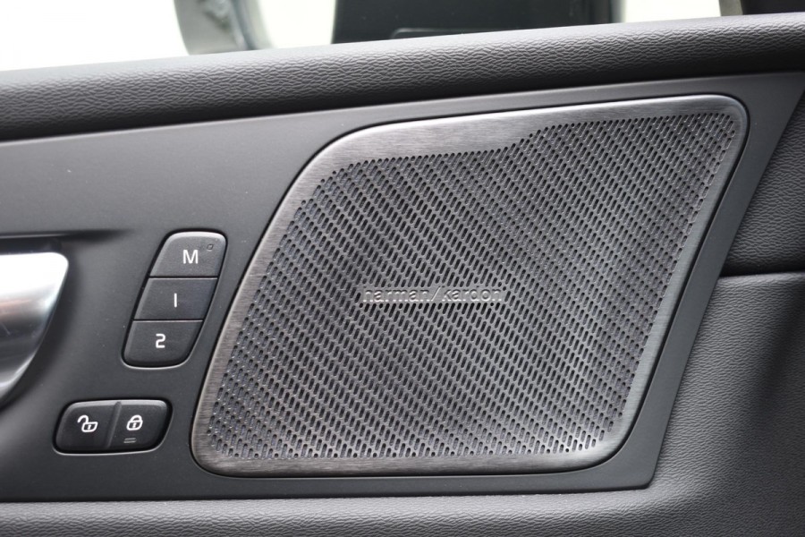 Volvo XC60 T6 350PK Plug-in Hybrid AWD Plus Black Edition / 360 Camera / Panorama Dak / Lederen Bekleding / Elektrische Stoelen / Stuur & Stoelverwarming /