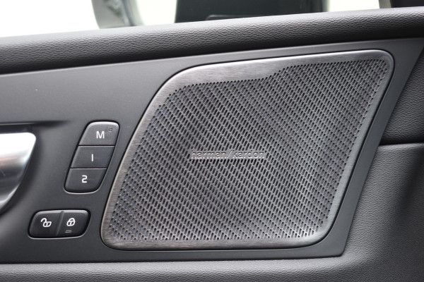 Volvo XC60 T6 350PK Plug-in Hybrid AWD Plus Black Edition / 360 Camera / Panorama Dak / Lederen Bekleding / Elektrische Stoelen / Stuur & Stoelverwarming /