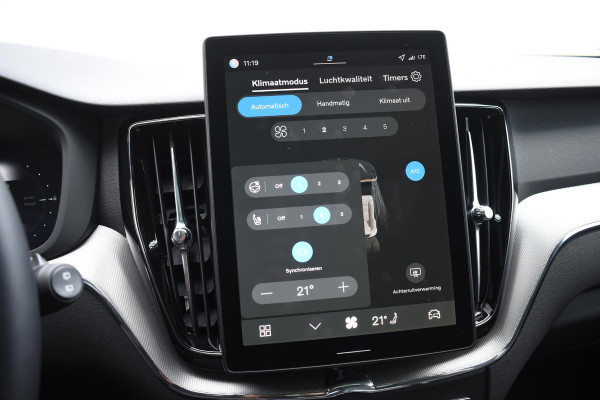 Volvo XC60 T6 350PK Plug-in Hybrid AWD Plus Black Edition / 360 Camera / Panorama Dak / Lederen Bekleding / Elektrische Stoelen / Stuur & Stoelverwarming /