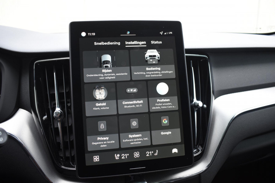 Volvo XC60 T6 350PK Plug-in Hybrid AWD Plus Black Edition / 360 Camera / Panorama Dak / Lederen Bekleding / Elektrische Stoelen / Stuur & Stoelverwarming /