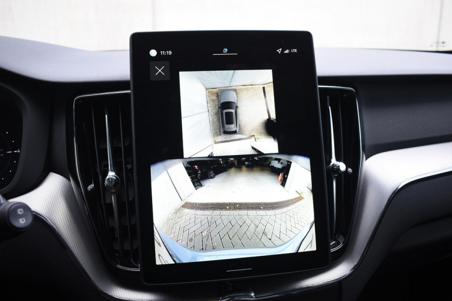 Volvo XC60 T6 350PK Plug-in Hybrid AWD Plus Black Edition / 360 Camera / Panorama Dak / Lederen Bekleding / Elektrische Stoelen / Stuur & Stoelverwarming /