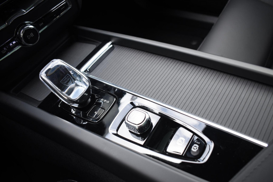 Volvo XC60 T6 350PK Plug-in Hybrid AWD Plus Black Edition / 360 Camera / Panorama Dak / Lederen Bekleding / Elektrische Stoelen / Stuur & Stoelverwarming /