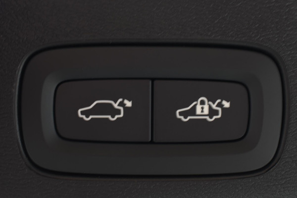 Volvo XC60 T6 350PK Plug-in Hybrid AWD Plus Black Edition / 360 Camera / Panorama Dak / Lederen Bekleding / Elektrische Stoelen / Stuur & Stoelverwarming /