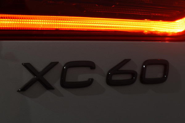 Volvo XC60 T6 350PK Plug-in Hybrid AWD Plus Black Edition / 360 Camera / Panorama Dak / Lederen Bekleding / Elektrische Stoelen / Stuur & Stoelverwarming /