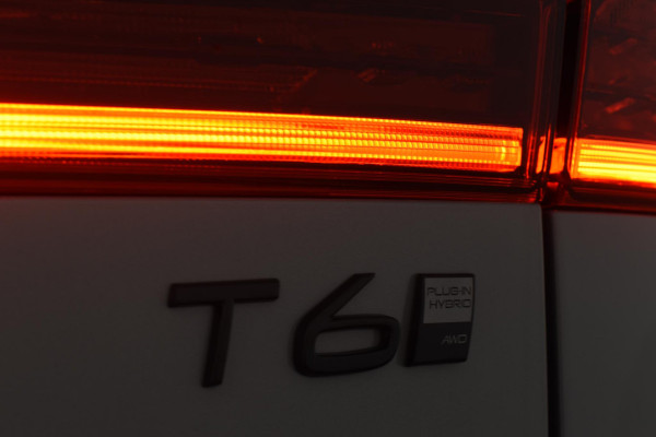 Volvo XC60 T6 350PK Plug-in Hybrid AWD Plus Black Edition / 360 Camera / Panorama Dak / Lederen Bekleding / Elektrische Stoelen / Stuur & Stoelverwarming /
