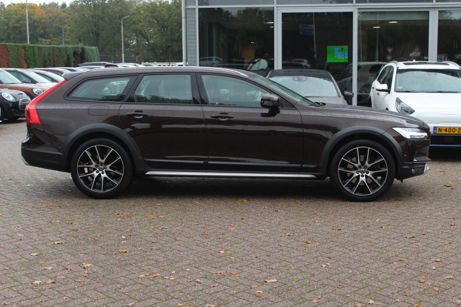 Volvo V90 Cross Country 2.0 D5 Pro / Trekhaak / Panoramadak / Camera / Head-up / Bowers en Wilkens / Luchtvering / 20'' / Keyless / Standverwarming / Stuurverwarming  / Dodehoek / Stoelverwarming / ACC