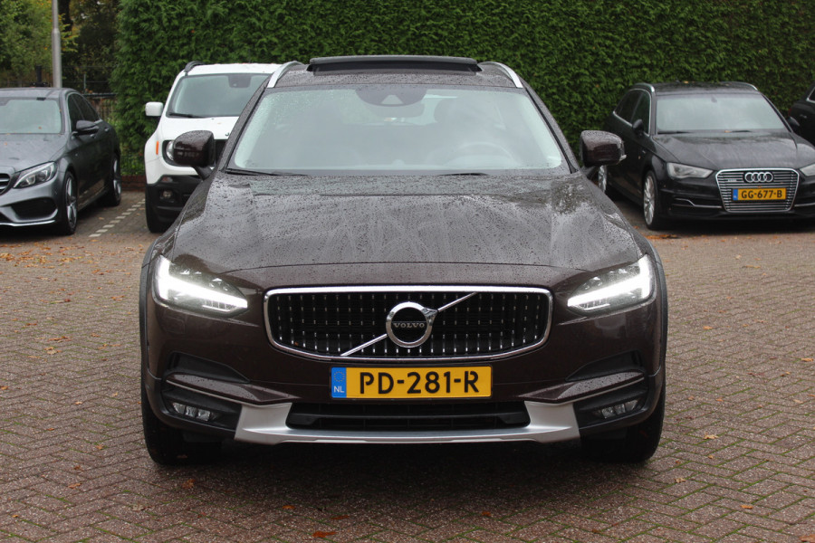 Volvo V90 Cross Country 2.0 D5 Pro / Trekhaak / Panoramadak / Camera / Head-up / Bowers en Wilkens / Luchtvering / 20'' / Keyless / Standverwarming / Stuurverwarming  / Dodehoek / Stoelverwarming / ACC